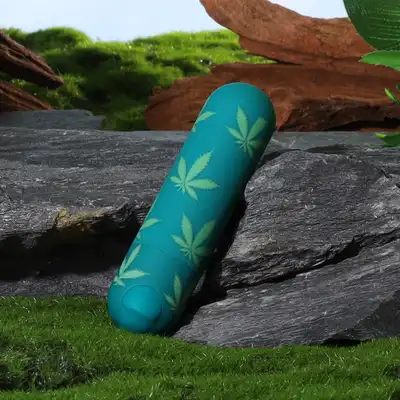 Maia Novelties - Jessi 420 USB. Mini wibrator w liście konopii