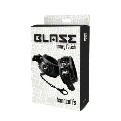 Blaze - Handcuff Croco Black. Stylowe czarne kajdanki z błyszczącego materiału w stylu skóry krokodyla. Łączone błyszczącym łańcuchem