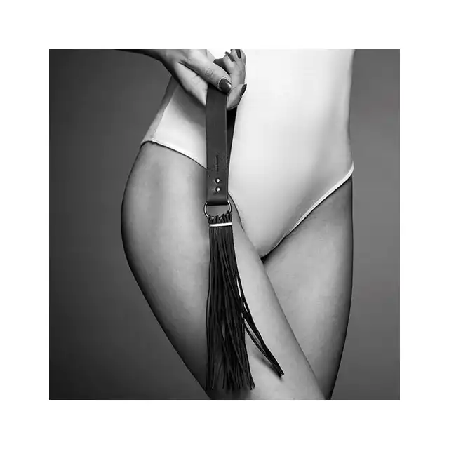 Bijoux Indiscrets - Maze Tassel Flogger Black. Zmysłowy, skóropodobny, designerski pejcz dodający pikanterii w łóżku. 