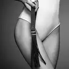 Bijoux Indiscrets - Maze Tassel Flogger Black. Zmysłowy, skóropodobny, designerski pejcz dodający pikanterii w łóżku. 