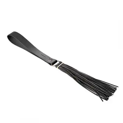 Bijoux Indiscrets - Maze Tassel Flogger Black. Zmysłowy, skóropodobny, designerski pejcz dodający pikanterii w łóżku. 