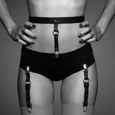 BIJOUX INDISCRETS - MAZE SUSPENDER BELT UNDERWEAR &amp; STOCKINGS BLACK - Ekskluzywny pas do bielizny