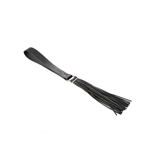 Bijoux Indiscrets - Maze Tassel Flogger Black. Zmysłowy, skóropodobny, designerski pejcz dodający pikanterii w łóżku. 