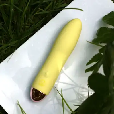 Cuties - Mini Vibrator Yellow - kieszonkowy, smukły wibrator w cytrynowym kolorze, 7 funkcji wibracji
