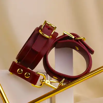 Taboom - Wrist Cuffs - ekskluzywne czerwone kajdanki na ręce z odpinanymi karabińczykami