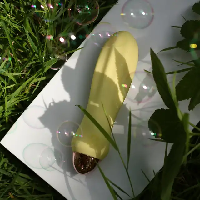 Cuties - 2.0 Mini Vibrator Yellow - mini wibrator w żółtym kolorze, unikatowy kształt, 7 funkcji wibracji