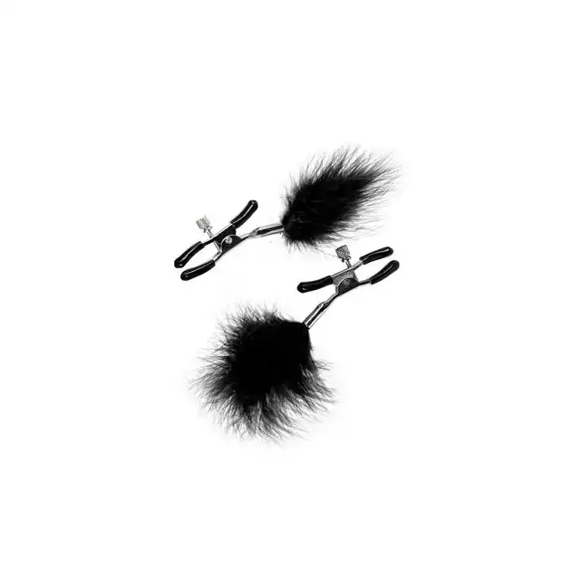 Theatre - Nipple Clamps. Metalowe klamerki na sutki z czarnymi puchatymi piórkami 
