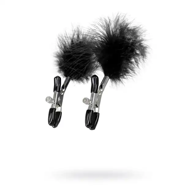 Theatre - Nipple Clamps. Metalowe klamerki na sutki z czarnymi puchatymi piórkami 