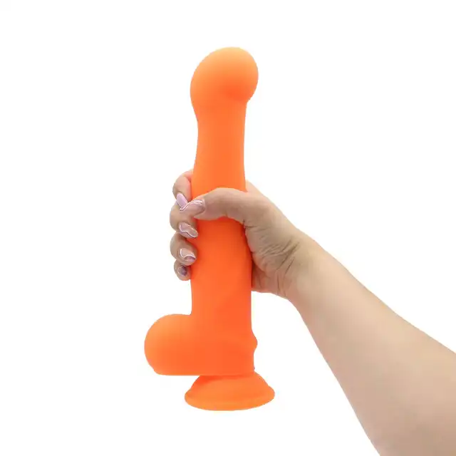 Chisa Novelties - Red dildo Deluxe 02. Czerwone elastyczne dildo 5 cm średnicy 