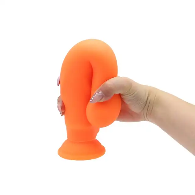 Chisa Novelties - Red dildo Deluxe 02. Czerwone elastyczne dildo 5 cm średnicy 
