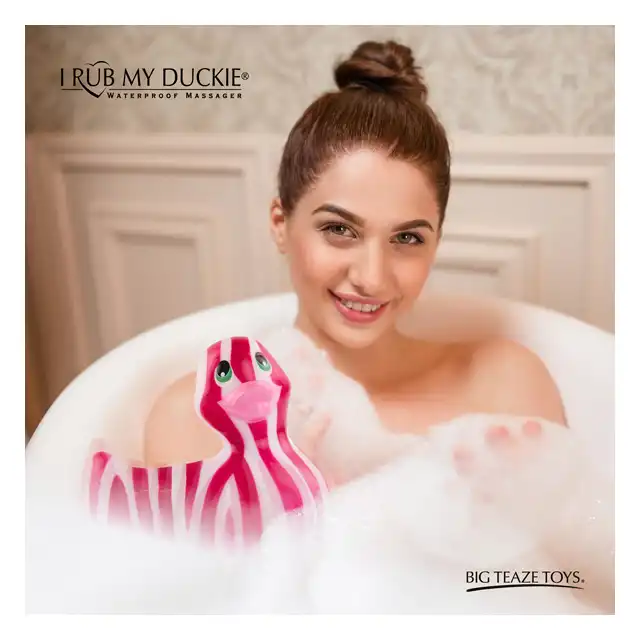 I Rub My Duckie 2.0 . Uroczy wibrator w kształcie kaczuszki. Biało-różowy. 7 trybów wibracji 