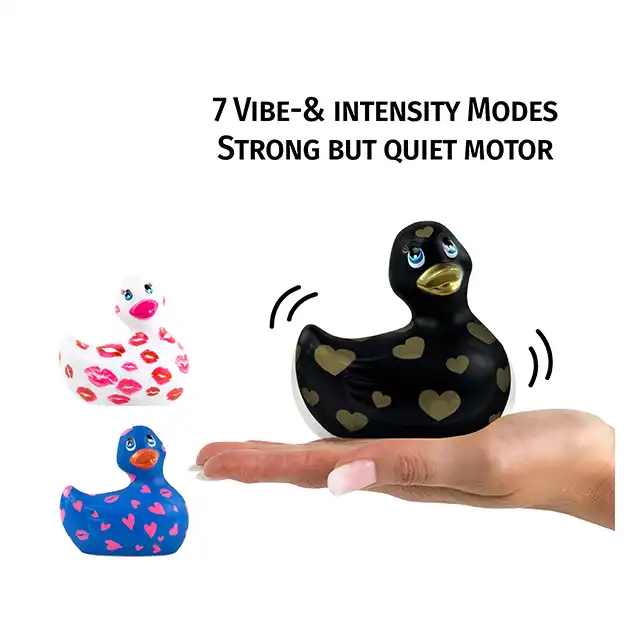 I Rub My Duckie 2.0. Wibrator w kształcie czarnej kaczuszki ze złotymi sercami. 7 trybów wibracji