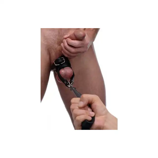 Strict - Ball Stretcher With Leash. Skórzana opaska uciskowa na jądra z odpinaną smyczą 