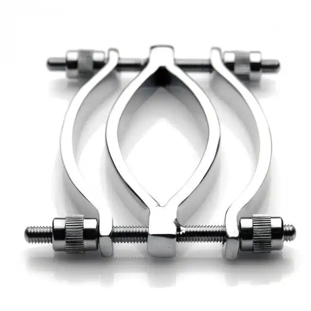 Master Series - Stainless Adjustable Pussy Clamp. Zaciski rozchylające wargi sromowe. Regulowane 