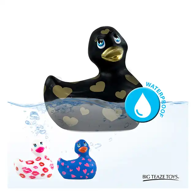 I Rub My Duckie 2.0. Wibrator w kształcie czarnej kaczuszki ze złotymi sercami. 7 trybów wibracji
