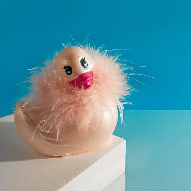 I Rub My Duckie 2.0 - Paris Collction Pink. Kaczuszka glamour z diamentem Svarowskiego i Boa. 7 programów. Wibrator incognito.