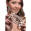 Master Series - Stainless Adjustable Pussy Clamp. Zaciski rozchylające wargi sromowe. Regulowane 