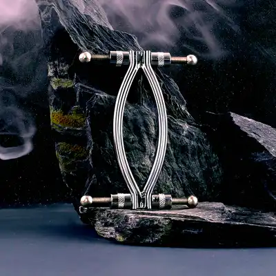 Master Series - Stainless Adjustable Pussy Clamp. Zaciski rozchylające wargi sromowe. Regulowane 
