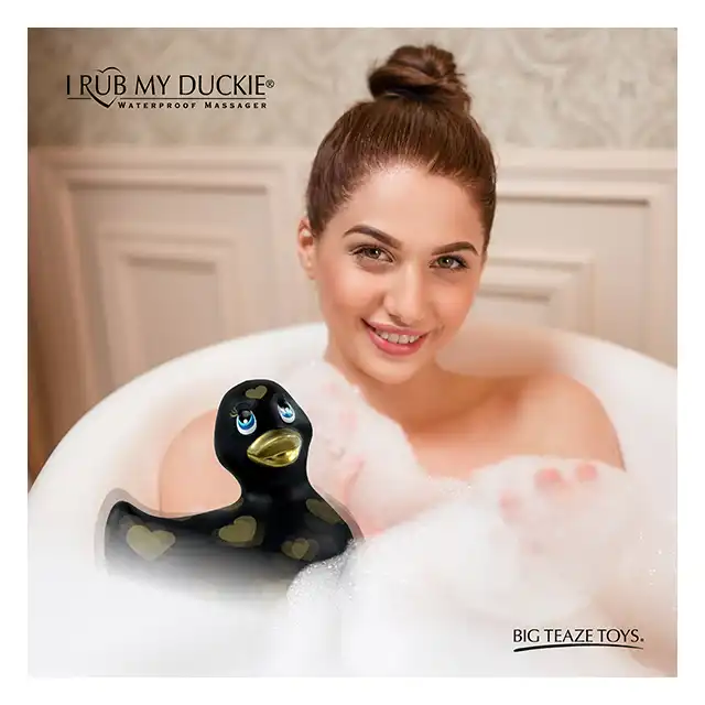 I Rub My Duckie 2.0. Wibrator w kształcie czarnej kaczuszki ze złotymi sercami. 7 trybów wibracji