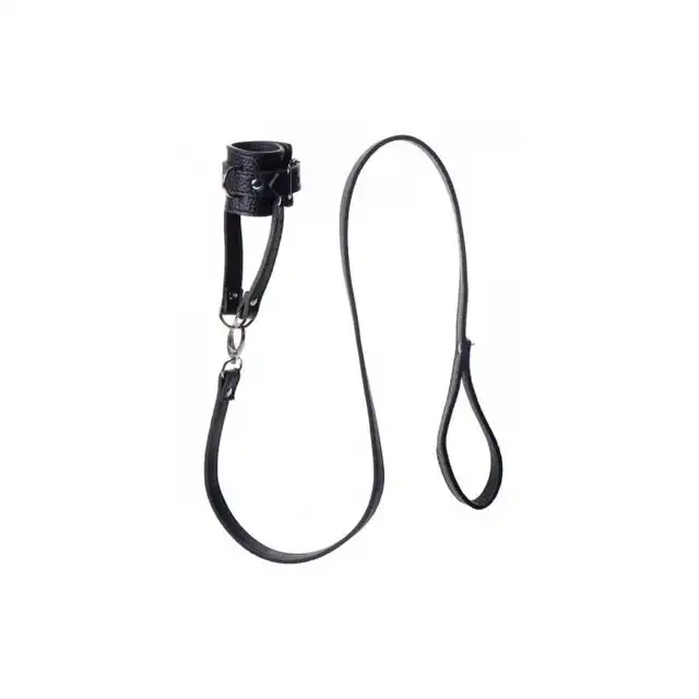 Strict - Ball Stretcher With Leash. Skórzana opaska uciskowa na jądra z odpinaną smyczą 