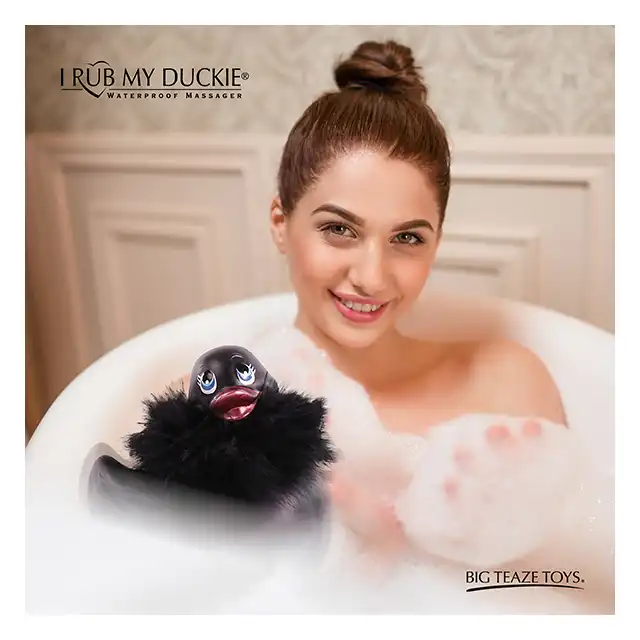 Big Teaze Toys - I Rub My Duckie 2.0 Paris Collction Black. Kaczuszka glamour z diamentem Svarowskiego i Boa. 7 programów. Wibrator incognito.