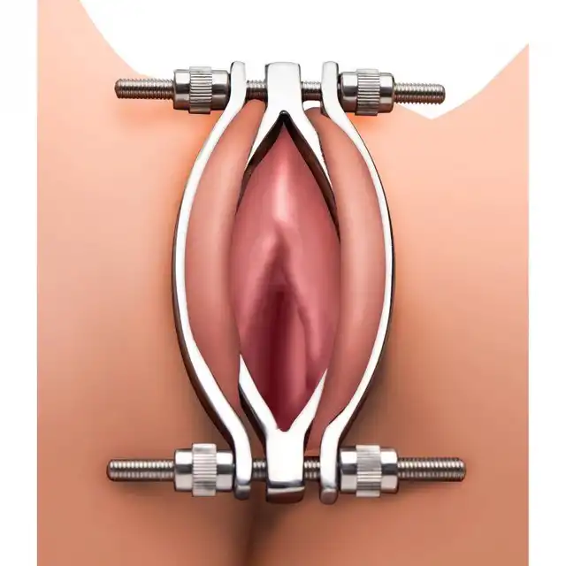 Master Series - Stainless Adjustable Pussy Clamp. Zaciski rozchylające wargi sromowe. Regulowane 