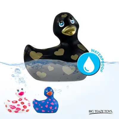 Big Teaze Toys - I Rub My Duckie 2.0. Uroczy wibrator incognito w kształcie czarnej kaczuszki ze złotymi sercami