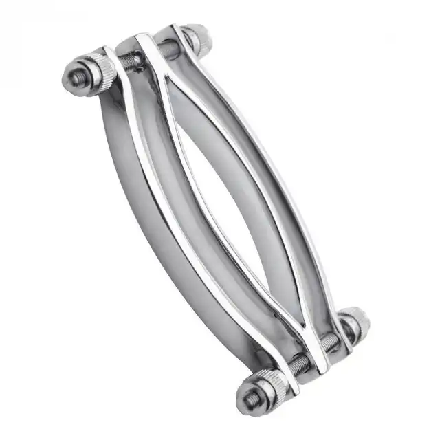 Master Series - Stainless Adjustable Pussy Clamp. Zaciski rozchylające wargi sromowe. Regulowane 