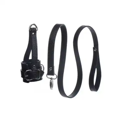 Strict - Ball Stretcher With Leash. Skórzana opaska uciskowa na jądra z odpinaną smyczą 