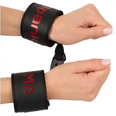 Bad Kitty - Spank Me Cuffs. Solidne kajdanki z prowokacyjnym napisem `spank me`. 