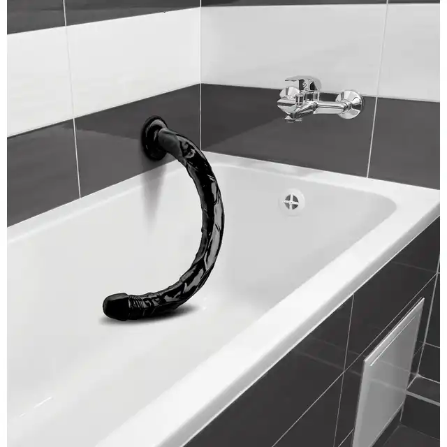 Hosed - Realistic Hose 19. Wielkie dildo, ponad pół metra. Giętkie, z przyssawką. Wielkie emocje!