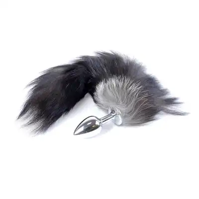 Boss Series - Fox Tail Black XXL. Super puszysta lisia kita w połączeniu z metalowym plugiem. Dostarcza niesamowitych doznań i podnosi temperaturę w Twojej sypialni