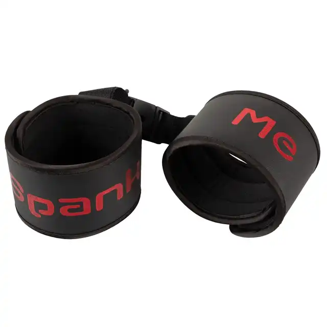 Bad Kitty - Spank Me Cuffs. Solidne kajdanki z prowokacyjnym napisem `spank me`. 