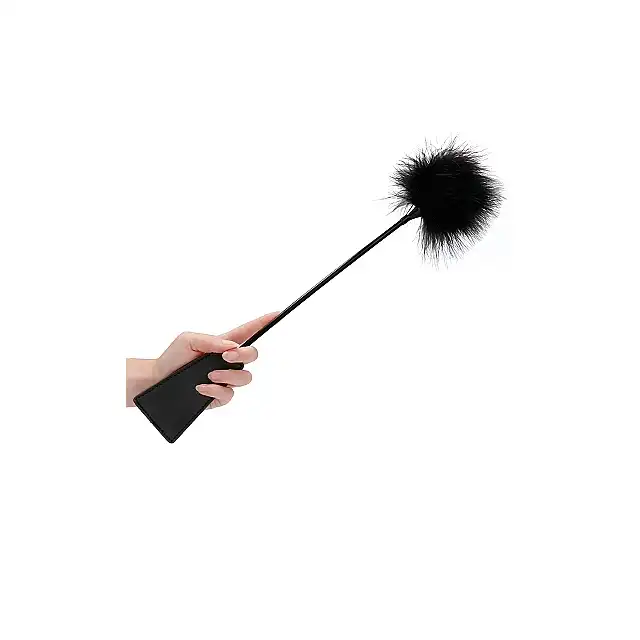 Ouch! - Crop With Feather Black. Czarna dwustronna packa z subtelnym piórkiem. 2w1 Mega funkcjonalna.