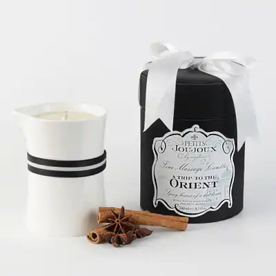 Petits Joujoux - Massage Candle Orient 190g . Świeca do masażu o cudownym zapachu granatu i białego pieprzu. Luksusowa. Mega Sale!