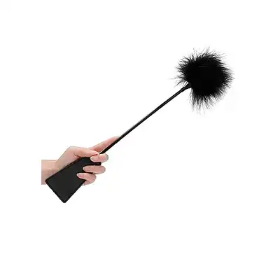 Ouch! - Crop With Feather Black. Czarna dwustronna packa z subtelnym piórkiem. 2w1 Mega funkcjonalna.
