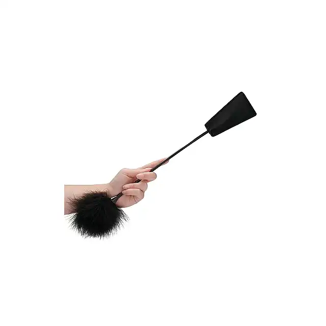Ouch! - Crop With Feather Black. Czarna dwustronna packa z subtelnym piórkiem. 2w1 Mega funkcjonalna.
