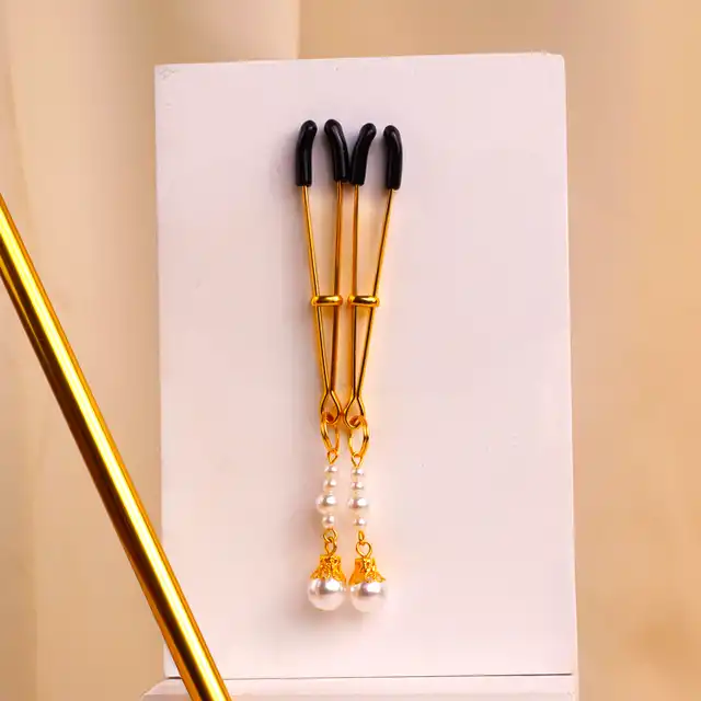 Taboom - Tweezers With Pearls. Złote zaciski na sutki zdobione połyskującymi perłami. Nowy poziom ekscytacji wrażliwymi sutkami