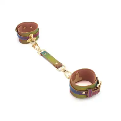 O-Products - Handcuffs Rainbow. Fenomenalne tęczowe kajdanki z wegańskiej skóry ze złotymi nitami 