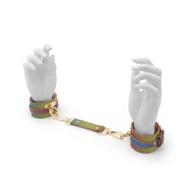 O-Products - Handcuffs Rainbow. Fenomenalne tęczowe kajdanki z wegańskiej skóry ze złotymi nitami 