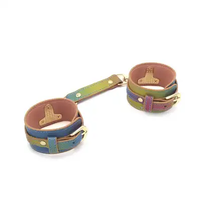 O-Products - Handcuffs Rainbow. Fenomenalne tęczowe kajdanki z wegańskiej skóry ze złotymi nitami 