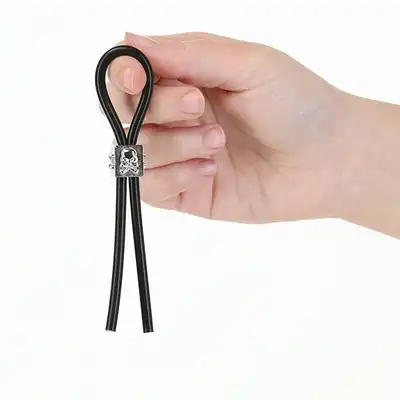 Lux Active - Tether Adjustable Cock Tie. Czarne lasso na penisa z motywem czaszki 