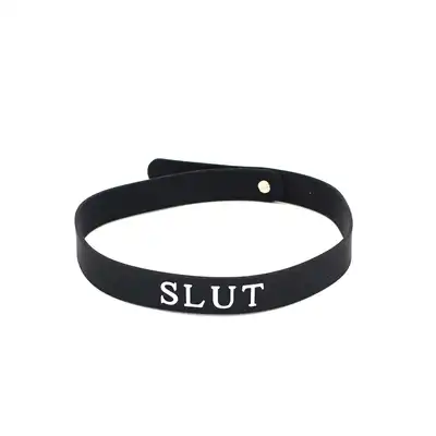 O-Products - Silicone Collar (SLUT) - silikonowa obroża z białym napisem SLUT. Regulowana szerokość