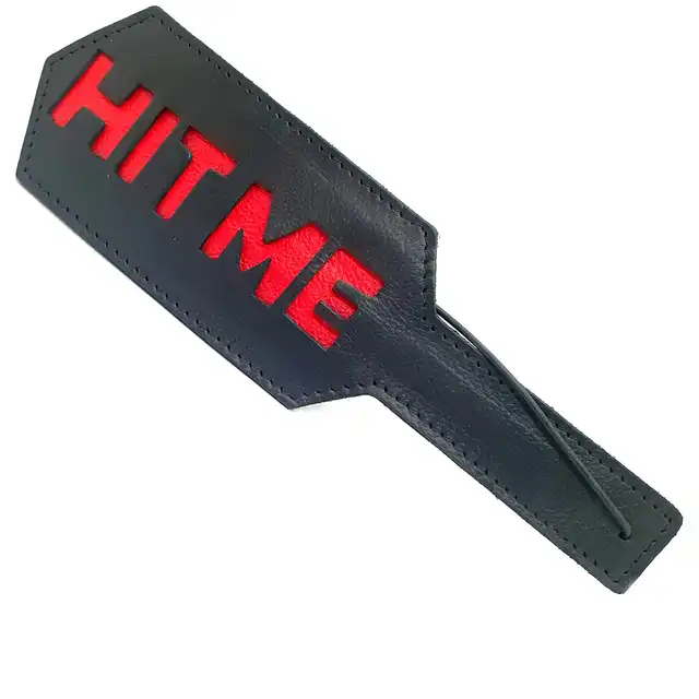Black Label - Leather Hit Me Paddle Studs. Wytrzymała packa z ćwiekami i napisem `Hit Me`