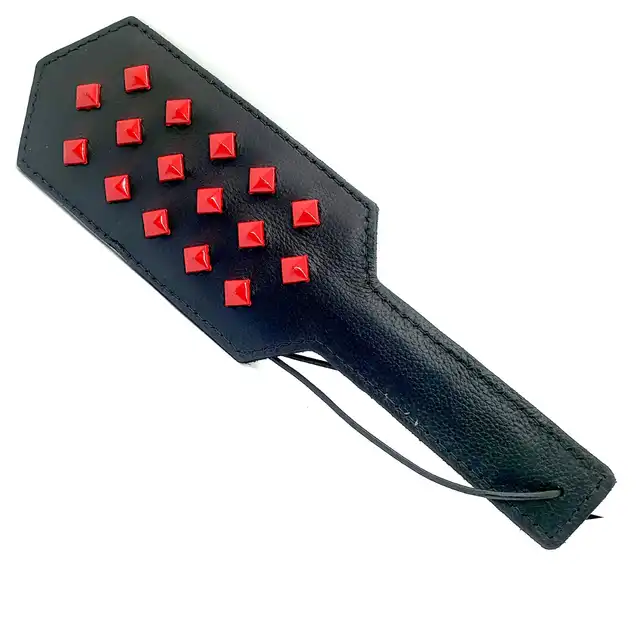 Black Label - Leather Hit Me Paddle Studs. Wytrzymała packa z ćwiekami i napisem `Hit Me`