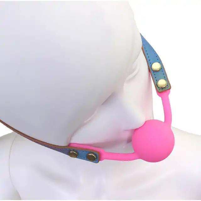 O-Products - Ball Gag Rainbow. Unikatowy tęczowy knebel z wegańskiej skóry ze złotymi nitami 