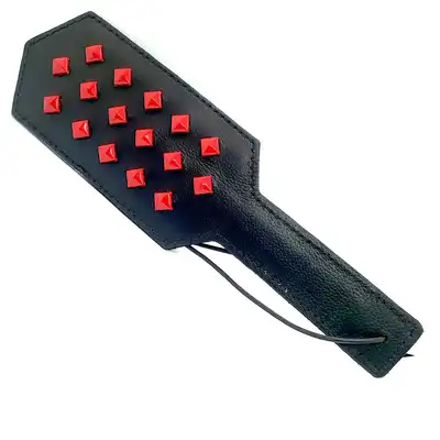 Black Label - Leather Hit Me Paddle Studs. Wytrzymała packa z ćwiekami i napisem `Hit Me`