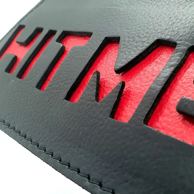Black Label - Leather Hit Me Paddle Studs. Wytrzymała packa z ćwiekami i napisem `Hit Me`