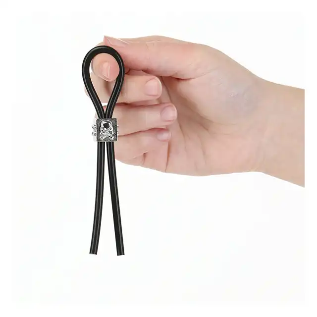 Lux Active - Tether Adjustable Cock Tie. Czarne lasso na penisa z motywem czaszki 
