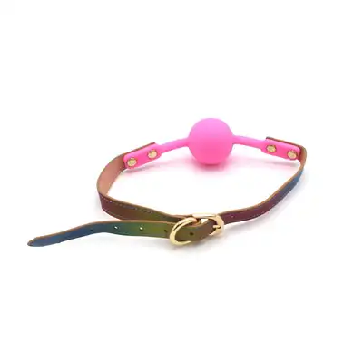 O-Products - Ball Gag Rainbow. Unikatowy tęczowy knebel z wegańskiej skóry ze złotymi nitami 